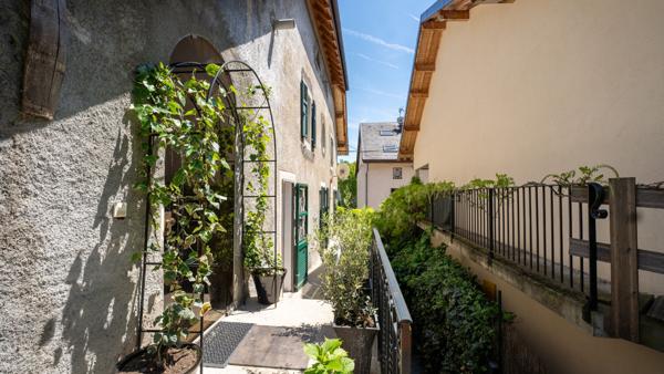 MAISON DE CARACTÈRE DE 338M2 AU COEUR DU CENTRE HISTORIQUE DE CRUSEILLES