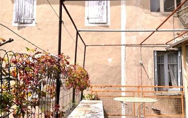Immeuble à vendre    10 pièces •  Vallon-Pont-d'Arc