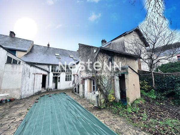 Vente maison de charme en pierre de 128.97 m² avec 3 chambres, terrain clos en bord de Loir, centre ville de La Chartre-sur-Le-Loir (72340)
