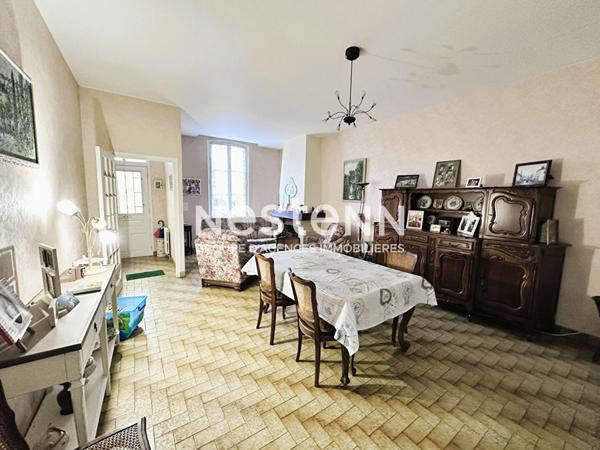 Vente maison de charme en pierre de 128.97 m² avec 3 chambres, terrain clos en bord de Loir, centre ville de La Chartre-sur-Le-Loir (72340)