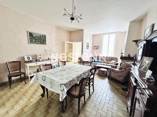 Vente maison de charme en pierre de 128.97 m² avec 3 chambres, terrain clos en bord de Loir, centre ville de La Chartre-sur-Le-Loir (72340)