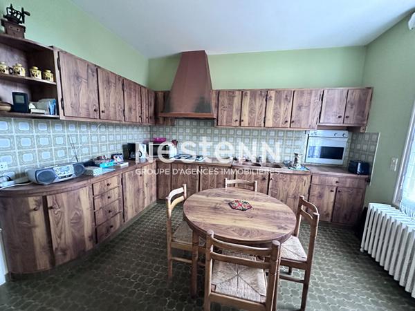 Vente maison de charme en pierre de 128.97 m² avec 3 chambres, terrain clos en bord de Loir, centre ville de La Chartre-sur-Le-Loir (72340)