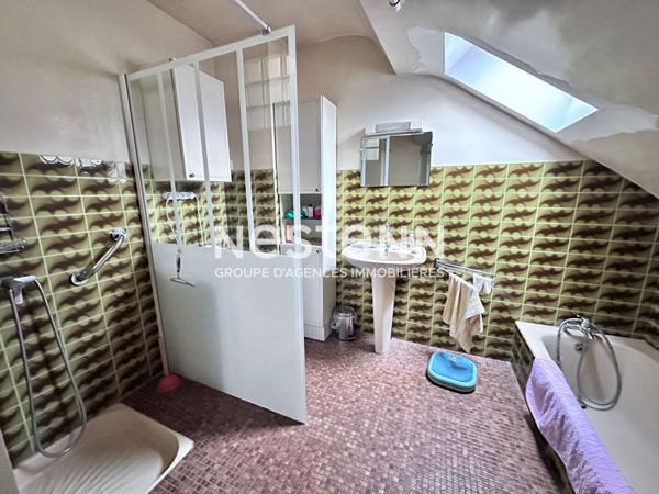 Vente maison de charme en pierre de 128.97 m² avec 3 chambres, terrain clos en bord de Loir, centre ville de La Chartre-sur-Le-Loir (72340)