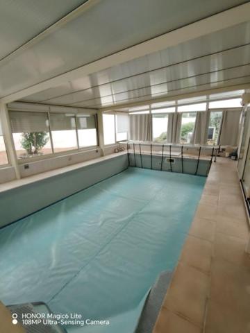 MOREE  pavillon économique de plain pied avec piscine couverte + 2 garages