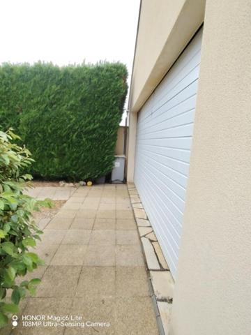 MOREE  pavillon économique de plain pied avec piscine couverte + 2 garages