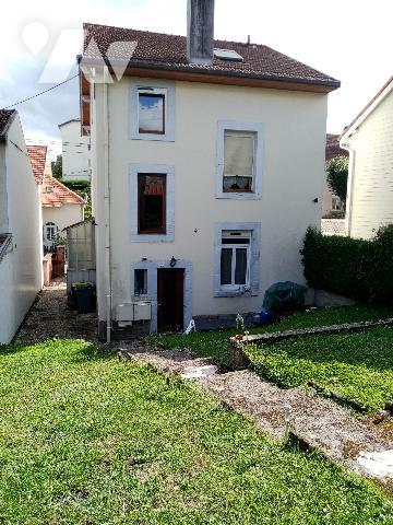 maison de rapport comprenant 3 appartements , un jardin et un garage