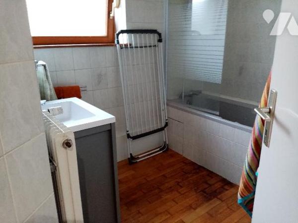 maison de rapport comprenant 3 appartements , un jardin et un garage