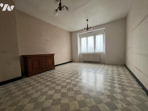 Dans un immeuble en copropriété . Evron