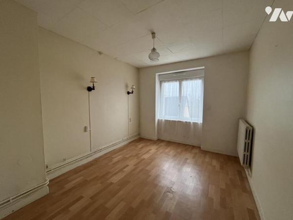 Dans un immeuble en copropriété . Evron