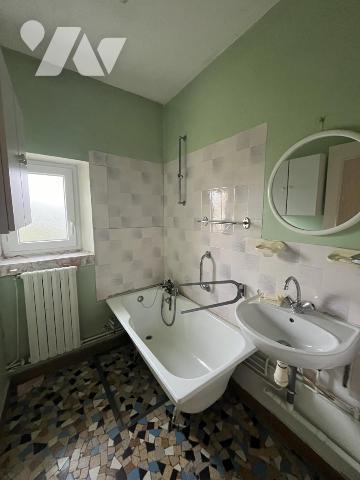 Dans un immeuble en copropriété . Evron