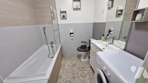 Immeuble d'habitation comprenant :