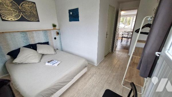 Immeuble d'habitation comprenant :