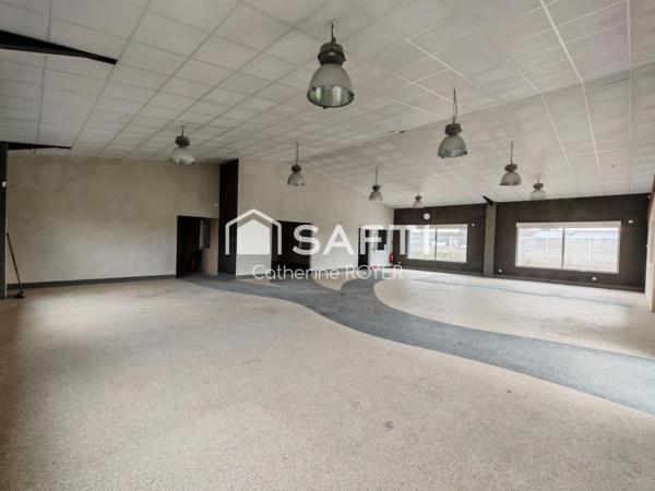 Local commercial avec grand hangar de stockage