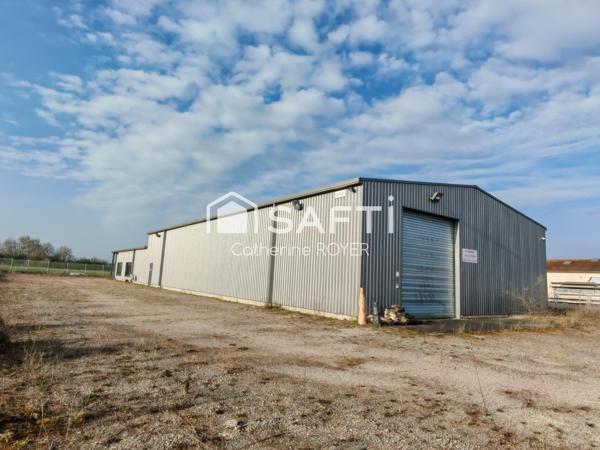 Local commercial avec grand hangar de stockage