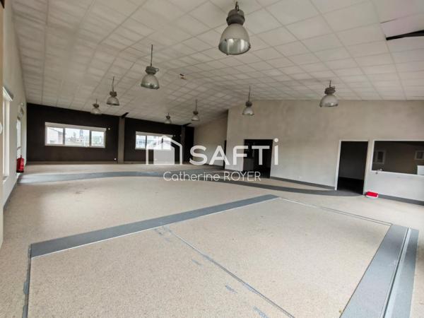 Local commercial avec grand hangar de stockage