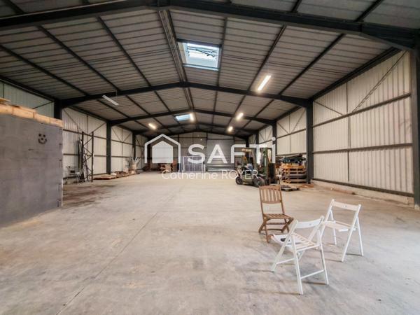 Local commercial avec grand hangar de stockage