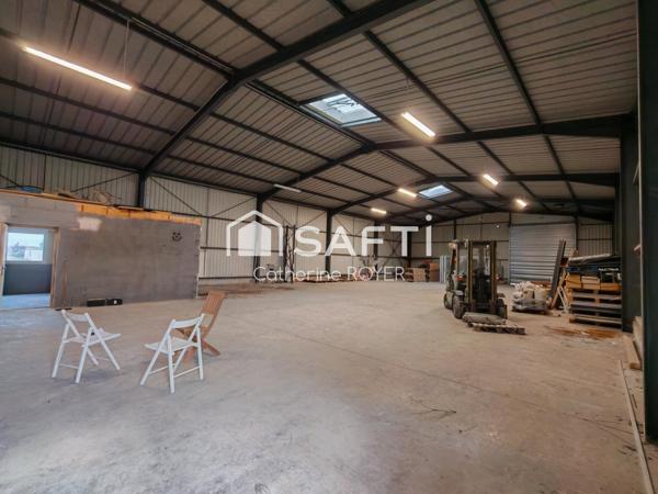 Local commercial avec grand hangar de stockage