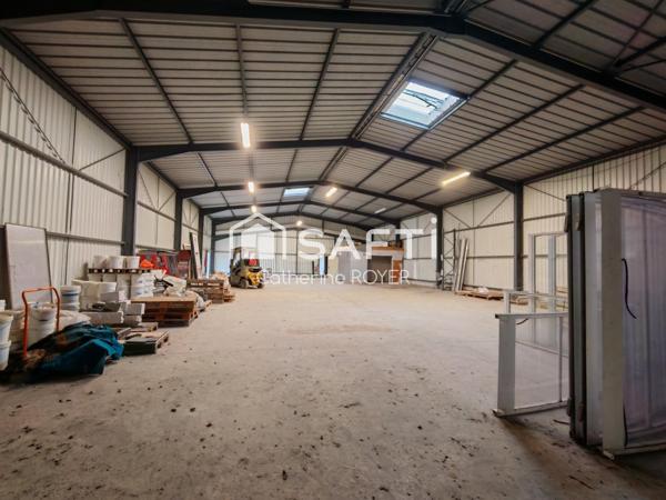 Local commercial avec grand hangar de stockage