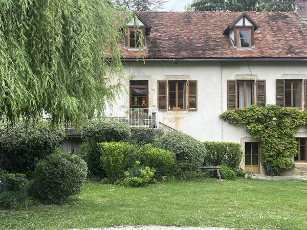 Semur-en-Auxois 20min: maison de caractère avec gîte, 265m², 9 pièces,6 chambres,terrain 2500m²,annexes.Prix:370 000€.