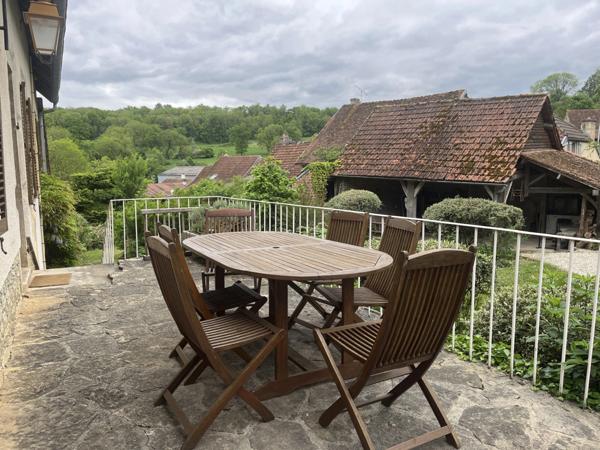 Semur-en-Auxois 20min: maison de caractère avec gîte, 265m², 9 pièces,6 chambres,terrain 2500m²,annexes.Prix:370 000€.