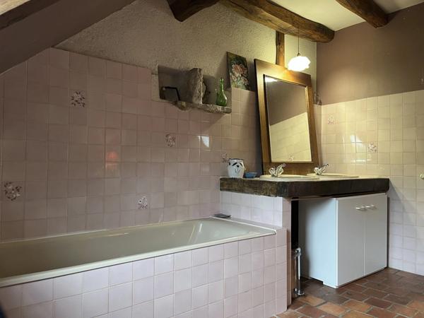 Semur-en-Auxois 20min: maison de caractère avec gîte, 265m², 9 pièces,6 chambres,terrain 2500m²,annexes.Prix:370 000€.