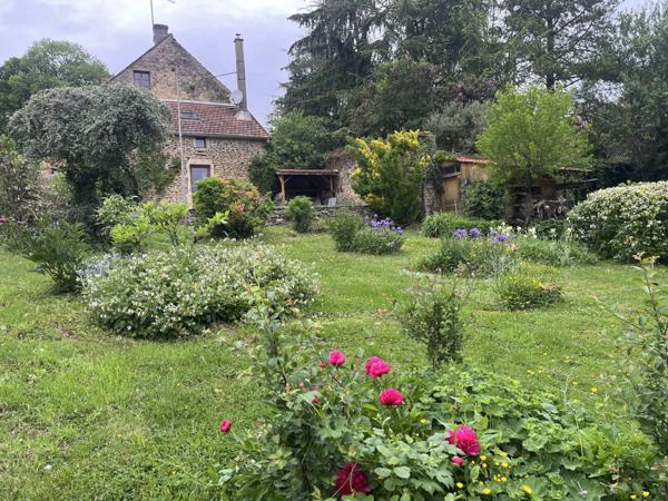 Semur-en-Auxois 20min: maison de caractère avec gîte, 265m², 9 pièces,6 chambres,terrain 2500m²,annexes.Prix:370 000€.