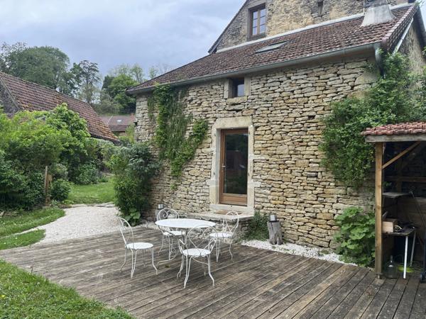 Semur-en-Auxois 20min: maison de caractère avec gîte, 265m², 9 pièces,6 chambres,terrain 2500m²,annexes.Prix:370 000€.