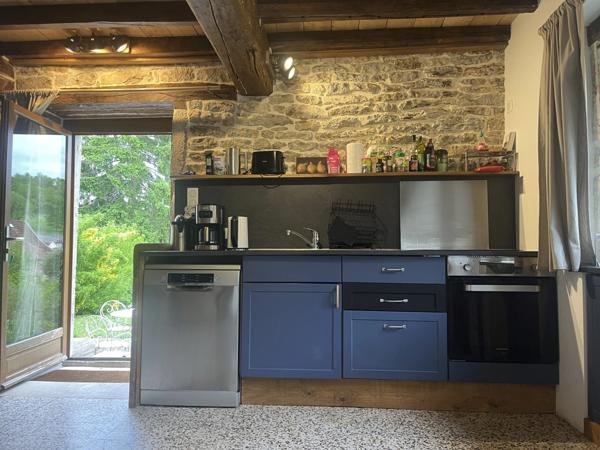 Semur-en-Auxois 20min: maison de caractère avec gîte, 265m², 9 pièces,6 chambres,terrain 2500m²,annexes.Prix:370 000€.