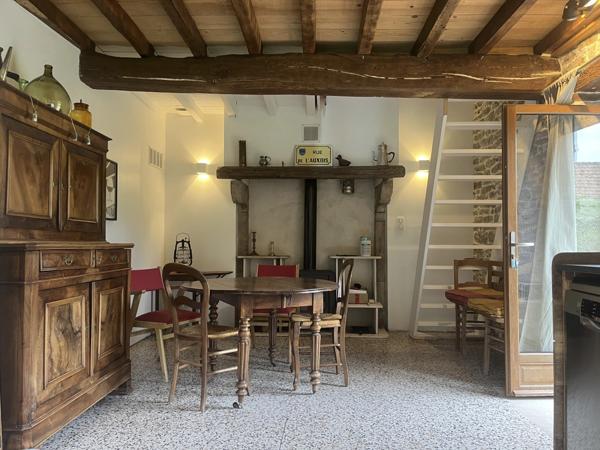 Semur-en-Auxois 20min: maison de caractère avec gîte, 265m², 9 pièces,6 chambres,terrain 2500m²,annexes.Prix:370 000€.