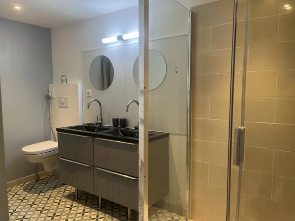 Semur-en-Auxois 20min: maison de caractère avec gîte, 265m², 9 pièces,6 chambres,terrain 2500m²,annexes.Prix:370 000€.