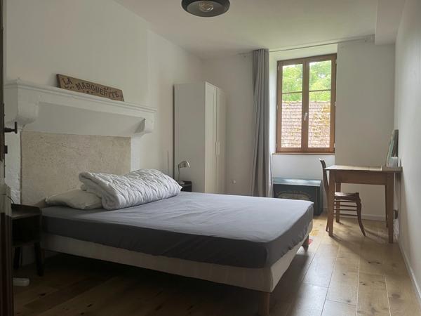 Semur-en-Auxois 20min: maison de caractère avec gîte, 265m², 9 pièces,6 chambres,terrain 2500m²,annexes.Prix:370 000€.