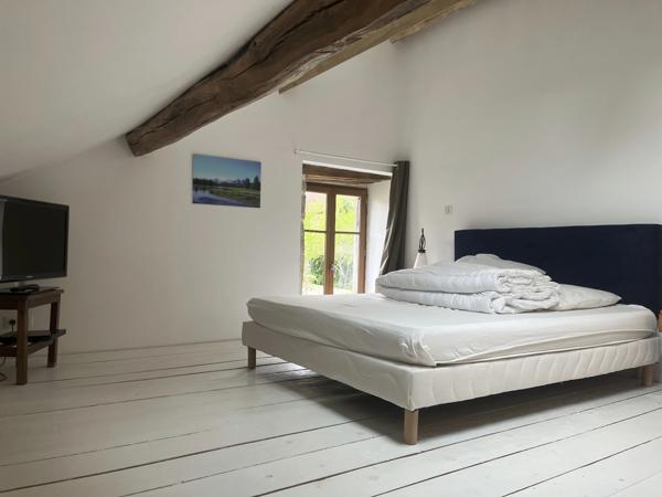 Semur-en-Auxois 20min: maison de caractère avec gîte, 265m², 9 pièces,6 chambres,terrain 2500m²,annexes.Prix:370 000€.