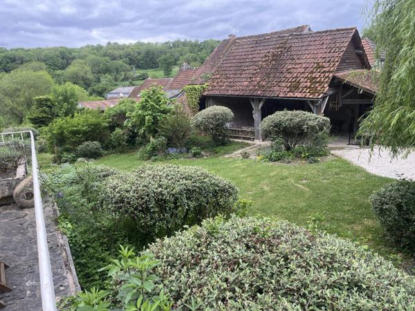Semur-en-Auxois 20min: maison de caractère avec gîte, 265m², 9 pièces,6 chambres,terrain 2500m²,annexes.Prix:370 000€.