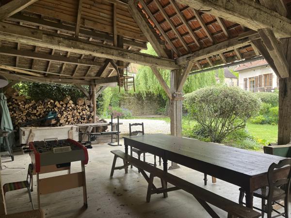 Semur-en-Auxois 20min: maison de caractère avec gîte, 265m², 9 pièces,6 chambres,terrain 2500m²,annexes.Prix:370 000€.
