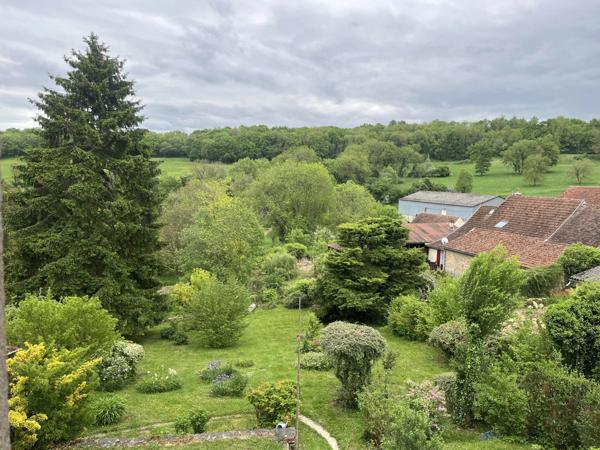 Semur-en-Auxois 20min: maison de caractère avec gîte, 265m², 9 pièces,6 chambres,terrain 2500m²,annexes.Prix:370 000€.