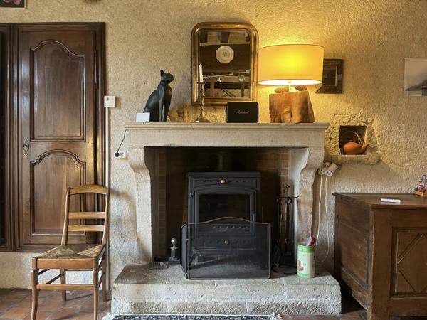 Semur-en-Auxois 20min: maison de caractère avec gîte, 265m², 9 pièces,6 chambres,terrain 2500m²,annexes.Prix:370 000€.