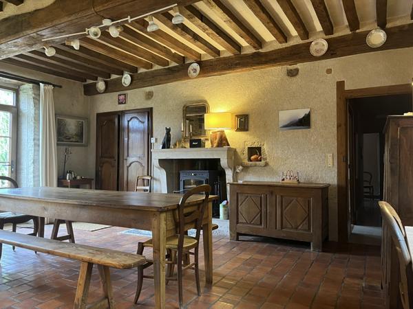 Semur-en-Auxois 20min: maison de caractère avec gîte, 265m², 9 pièces,6 chambres,terrain 2500m²,annexes.Prix:370 000€.