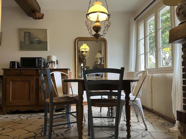 Semur-en-Auxois 20min: maison de caractère avec gîte, 265m², 9 pièces,6 chambres,terrain 2500m²,annexes.Prix:370 000€.