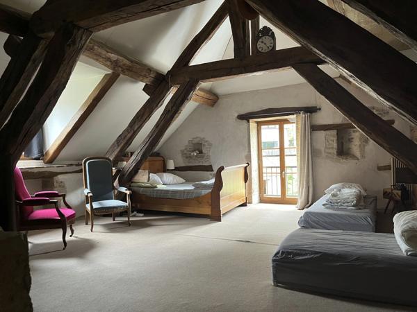 Semur-en-Auxois 20min: maison de caractère avec gîte, 265m², 9 pièces,6 chambres,terrain 2500m²,annexes.Prix:370 000€.