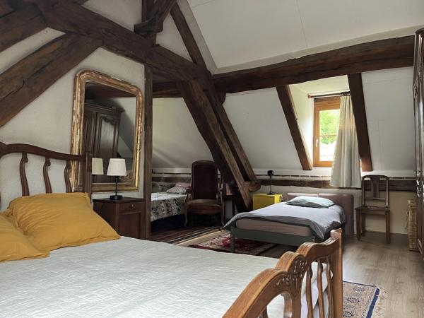 Semur-en-Auxois 20min: maison de caractère avec gîte, 265m², 9 pièces,6 chambres,terrain 2500m²,annexes.Prix:370 000€.