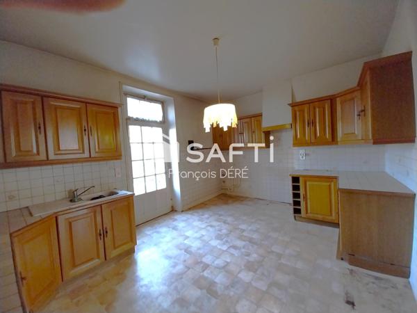 Opportunité unique, immeuble et local commercial au coeur d'un bourg du Périgord noir, à la lisère du triangle d'or de la Dordogne,