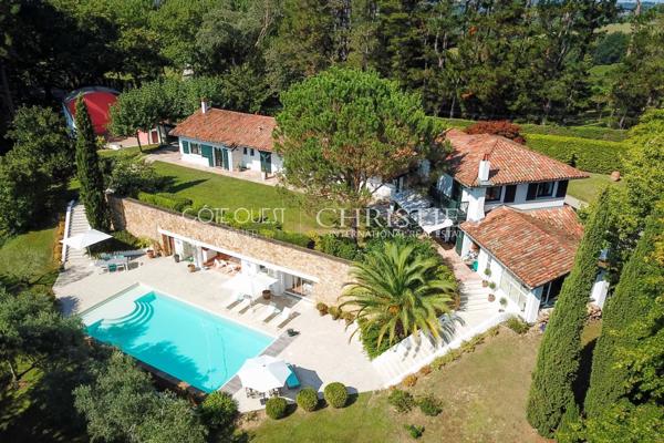 À VENDRE URRUGNE – PROPRIÉTÉ VUE PANORAMIQUE AVEC PISCINE