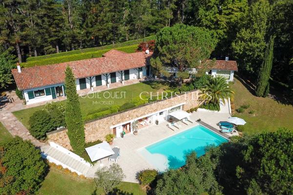 À VENDRE URRUGNE – PROPRIÉTÉ VUE PANORAMIQUE AVEC PISCINE