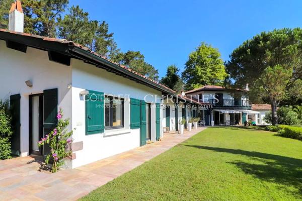 À VENDRE URRUGNE – PROPRIÉTÉ VUE PANORAMIQUE AVEC PISCINE