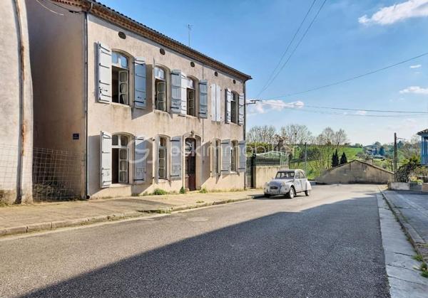 Située dans une rue calme du centre de Mézin (Lot et Garonne) , cette maison avec jardin, offre de multiples possibilités comme une maison de famille, un projet professionnel, ou une résidence secondaire.

Cette ancienne demeure possède le charme des demeures bourgeoises de part les doubles-portes anciennes qui desservent les pièces, une belle hauteur sous-plafond, les grandes fenêtres, le parquet ancien, ainsi que de nombreuses cheminées. Cela donne beaucoup de cachet à l’ensemble. La toiture a été entièrement rénovée. 

Au rez-de-chaussée, un large couloir, dessert le salon, la salle-à-manger, deux cuisines, une buanderie, un wc ainsi qu’un local technique.
Au premier étage, comme pour le rez-de-chaussée, un large couloir dessert 4 chambres spacieuses, un wc, une salle de bain, une pièce d’eau.
Entre le premier étage et les combles se trouve une pièce mansardée qui peut faire office de bureau ou de chambre.
Au dernier étage se trouvent les combles. Divisées en deux pièces aménageables dont les surfaces respectives sont respectivement de 35 et 56 mètres carrés.

Toutes les pièces orientées sud-ouest, sont particulièrement lumineuses. De grandes portes-fenêtres donnent accès au charmant jardin suspendu ainsi qu’à une très jolie dépendance de 37m2 qui pourrait faire office de studio ou d’atelier d’artiste. Pour finir la propriété possède un grand garage d’une superficie de 37 m2.

Cette bâtisse présente beaucoup d’atouts et offres de nombreuses possibilités comme :
- redistribuer la destination des pièces,
- augmenter la surface habitable de 260m2 à 387m2 en aménageant la dépendance et les combles,
- devenir votre pied-à-terre dans le Sud-Ouest pour accueillir de part ses volumes généreux, une grande famille ou de nombreux amis
- la situation géographique de cette maison permet de rejoindre :
- Nérac en 15 mn
- Agen en 48 mn
- Bordeaux en 2H00
- Toulouse en 2h
- Paris en 3H30 par le TGV depuis la gare d’Agen.

Mézin est une cité médiévale de 1500 habitants, tous commerces, écoles et l'ensemble des services nécessaires : tout est accessible à pied depuis la maison.
Mon avis : cette demeure bourgeoise représente la maison familiale type. Ses volumes généreux, ses boiseries anciennes, son charme désuet lui apportent un coté chaleureux et rassurant. Cette maison très lumineuse possède un potentiel indéniable tant qu’aux diverses possibilités de réaménagement qu’elle offre. En outre elle peut être une résidence principale, secondaire, un projet familial, une activité indépendante, une résidence d’artistes, une location. Tout est envisageable. Pas de gros travaux à prévoir : Tableau électrique neuf, toiture neuve.