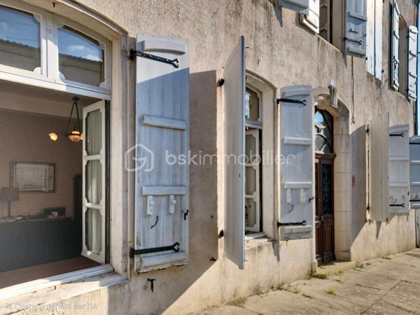 Située dans une rue calme du centre de Mézin (Lot et Garonne) , cette maison avec jardin, offre de multiples possibilités comme une maison de famille, un projet professionnel, ou une résidence secondaire.

Cette ancienne demeure possède le charme des demeures bourgeoises de part les doubles-portes anciennes qui desservent les pièces, une belle hauteur sous-plafond, les grandes fenêtres, le parquet ancien, ainsi que de nombreuses cheminées. Cela donne beaucoup de cachet à l’ensemble. La toiture a été entièrement rénovée. 

Au rez-de-chaussée, un large couloir, dessert le salon, la salle-à-manger, deux cuisines, une buanderie, un wc ainsi qu’un local technique.
Au premier étage, comme pour le rez-de-chaussée, un large couloir dessert 4 chambres spacieuses, un wc, une salle de bain, une pièce d’eau.
Entre le premier étage et les combles se trouve une pièce mansardée qui peut faire office de bureau ou de chambre.
Au dernier étage se trouvent les combles. Divisées en deux pièces aménageables dont les surfaces respectives sont respectivement de 35 et 56 mètres carrés.

Toutes les pièces orientées sud-ouest, sont particulièrement lumineuses. De grandes portes-fenêtres donnent accès au charmant jardin suspendu ainsi qu’à une très jolie dépendance de 37m2 qui pourrait faire office de studio ou d’atelier d’artiste. Pour finir la propriété possède un grand garage d’une superficie de 37 m2.

Cette bâtisse présente beaucoup d’atouts et offres de nombreuses possibilités comme :
- redistribuer la destination des pièces,
- augmenter la surface habitable de 260m2 à 387m2 en aménageant la dépendance et les combles,
- devenir votre pied-à-terre dans le Sud-Ouest pour accueillir de part ses volumes généreux, une grande famille ou de nombreux amis
- la situation géographique de cette maison permet de rejoindre :
- Nérac en 15 mn
- Agen en 48 mn
- Bordeaux en 2H00
- Toulouse en 2h
- Paris en 3H30 par le TGV depuis la gare d’Agen.

Mézin est une cité médiévale de 1500 habitants, tous commerces, écoles et l'ensemble des services nécessaires : tout est accessible à pied depuis la maison.
Mon avis : cette demeure bourgeoise représente la maison familiale type. Ses volumes généreux, ses boiseries anciennes, son charme désuet lui apportent un coté chaleureux et rassurant. Cette maison très lumineuse possède un potentiel indéniable tant qu’aux diverses possibilités de réaménagement qu’elle offre. En outre elle peut être une résidence principale, secondaire, un projet familial, une activité indépendante, une résidence d’artistes, une location. Tout est envisageable. Pas de gros travaux à prévoir : Tableau électrique neuf, toiture neuve.