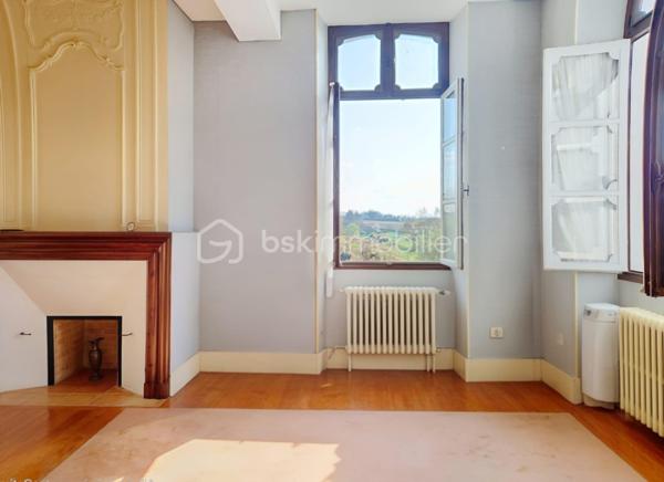 Située dans une rue calme du centre de Mézin (Lot et Garonne) , cette maison avec jardin, offre de multiples possibilités comme une maison de famille, un projet professionnel, ou une résidence secondaire.

Cette ancienne demeure possède le charme des demeures bourgeoises de part les doubles-portes anciennes qui desservent les pièces, une belle hauteur sous-plafond, les grandes fenêtres, le parquet ancien, ainsi que de nombreuses cheminées. Cela donne beaucoup de cachet à l’ensemble. La toiture a été entièrement rénovée. 

Au rez-de-chaussée, un large couloir, dessert le salon, la salle-à-manger, deux cuisines, une buanderie, un wc ainsi qu’un local technique.
Au premier étage, comme pour le rez-de-chaussée, un large couloir dessert 4 chambres spacieuses, un wc, une salle de bain, une pièce d’eau.
Entre le premier étage et les combles se trouve une pièce mansardée qui peut faire office de bureau ou de chambre.
Au dernier étage se trouvent les combles. Divisées en deux pièces aménageables dont les surfaces respectives sont respectivement de 35 et 56 mètres carrés.

Toutes les pièces orientées sud-ouest, sont particulièrement lumineuses. De grandes portes-fenêtres donnent accès au charmant jardin suspendu ainsi qu’à une très jolie dépendance de 37m2 qui pourrait faire office de studio ou d’atelier d’artiste. Pour finir la propriété possède un grand garage d’une superficie de 37 m2.

Cette bâtisse présente beaucoup d’atouts et offres de nombreuses possibilités comme :
- redistribuer la destination des pièces,
- augmenter la surface habitable de 260m2 à 387m2 en aménageant la dépendance et les combles,
- devenir votre pied-à-terre dans le Sud-Ouest pour accueillir de part ses volumes généreux, une grande famille ou de nombreux amis
- la situation géographique de cette maison permet de rejoindre :
- Nérac en 15 mn
- Agen en 48 mn
- Bordeaux en 2H00
- Toulouse en 2h
- Paris en 3H30 par le TGV depuis la gare d’Agen.

Mézin est une cité médiévale de 1500 habitants, tous commerces, écoles et l'ensemble des services nécessaires : tout est accessible à pied depuis la maison.
Mon avis : cette demeure bourgeoise représente la maison familiale type. Ses volumes généreux, ses boiseries anciennes, son charme désuet lui apportent un coté chaleureux et rassurant. Cette maison très lumineuse possède un potentiel indéniable tant qu’aux diverses possibilités de réaménagement qu’elle offre. En outre elle peut être une résidence principale, secondaire, un projet familial, une activité indépendante, une résidence d’artistes, une location. Tout est envisageable. Pas de gros travaux à prévoir : Tableau électrique neuf, toiture neuve.
