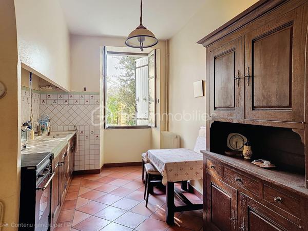 Située dans une rue calme du centre de Mézin (Lot et Garonne) , cette maison avec jardin, offre de multiples possibilités comme une maison de famille, un projet professionnel, ou une résidence secondaire.

Cette ancienne demeure possède le charme des demeures bourgeoises de part les doubles-portes anciennes qui desservent les pièces, une belle hauteur sous-plafond, les grandes fenêtres, le parquet ancien, ainsi que de nombreuses cheminées. Cela donne beaucoup de cachet à l’ensemble. La toiture a été entièrement rénovée. 

Au rez-de-chaussée, un large couloir, dessert le salon, la salle-à-manger, deux cuisines, une buanderie, un wc ainsi qu’un local technique.
Au premier étage, comme pour le rez-de-chaussée, un large couloir dessert 4 chambres spacieuses, un wc, une salle de bain, une pièce d’eau.
Entre le premier étage et les combles se trouve une pièce mansardée qui peut faire office de bureau ou de chambre.
Au dernier étage se trouvent les combles. Divisées en deux pièces aménageables dont les surfaces respectives sont respectivement de 35 et 56 mètres carrés.

Toutes les pièces orientées sud-ouest, sont particulièrement lumineuses. De grandes portes-fenêtres donnent accès au charmant jardin suspendu ainsi qu’à une très jolie dépendance de 37m2 qui pourrait faire office de studio ou d’atelier d’artiste. Pour finir la propriété possède un grand garage d’une superficie de 37 m2.

Cette bâtisse présente beaucoup d’atouts et offres de nombreuses possibilités comme :
- redistribuer la destination des pièces,
- augmenter la surface habitable de 260m2 à 387m2 en aménageant la dépendance et les combles,
- devenir votre pied-à-terre dans le Sud-Ouest pour accueillir de part ses volumes généreux, une grande famille ou de nombreux amis
- la situation géographique de cette maison permet de rejoindre :
- Nérac en 15 mn
- Agen en 48 mn
- Bordeaux en 2H00
- Toulouse en 2h
- Paris en 3H30 par le TGV depuis la gare d’Agen.

Mézin est une cité médiévale de 1500 habitants, tous commerces, écoles et l'ensemble des services nécessaires : tout est accessible à pied depuis la maison.
Mon avis : cette demeure bourgeoise représente la maison familiale type. Ses volumes généreux, ses boiseries anciennes, son charme désuet lui apportent un coté chaleureux et rassurant. Cette maison très lumineuse possède un potentiel indéniable tant qu’aux diverses possibilités de réaménagement qu’elle offre. En outre elle peut être une résidence principale, secondaire, un projet familial, une activité indépendante, une résidence d’artistes, une location. Tout est envisageable. Pas de gros travaux à prévoir : Tableau électrique neuf, toiture neuve.