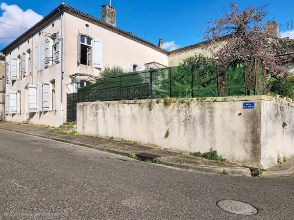 Située dans une rue calme du centre de Mézin (Lot et Garonne) , cette maison avec jardin, offre de multiples possibilités comme une maison de famille, un projet professionnel, ou une résidence secondaire.

Cette ancienne demeure possède le charme des demeures bourgeoises de part les doubles-portes anciennes qui desservent les pièces, une belle hauteur sous-plafond, les grandes fenêtres, le parquet ancien, ainsi que de nombreuses cheminées. Cela donne beaucoup de cachet à l’ensemble. La toiture a été entièrement rénovée. 

Au rez-de-chaussée, un large couloir, dessert le salon, la salle-à-manger, deux cuisines, une buanderie, un wc ainsi qu’un local technique.
Au premier étage, comme pour le rez-de-chaussée, un large couloir dessert 4 chambres spacieuses, un wc, une salle de bain, une pièce d’eau.
Entre le premier étage et les combles se trouve une pièce mansardée qui peut faire office de bureau ou de chambre.
Au dernier étage se trouvent les combles. Divisées en deux pièces aménageables dont les surfaces respectives sont respectivement de 35 et 56 mètres carrés.

Toutes les pièces orientées sud-ouest, sont particulièrement lumineuses. De grandes portes-fenêtres donnent accès au charmant jardin suspendu ainsi qu’à une très jolie dépendance de 37m2 qui pourrait faire office de studio ou d’atelier d’artiste. Pour finir la propriété possède un grand garage d’une superficie de 37 m2.

Cette bâtisse présente beaucoup d’atouts et offres de nombreuses possibilités comme :
- redistribuer la destination des pièces,
- augmenter la surface habitable de 260m2 à 387m2 en aménageant la dépendance et les combles,
- devenir votre pied-à-terre dans le Sud-Ouest pour accueillir de part ses volumes généreux, une grande famille ou de nombreux amis
- la situation géographique de cette maison permet de rejoindre :
- Nérac en 15 mn
- Agen en 48 mn
- Bordeaux en 2H00
- Toulouse en 2h
- Paris en 3H30 par le TGV depuis la gare d’Agen.

Mézin est une cité médiévale de 1500 habitants, tous commerces, écoles et l'ensemble des services nécessaires : tout est accessible à pied depuis la maison.
Mon avis : cette demeure bourgeoise représente la maison familiale type. Ses volumes généreux, ses boiseries anciennes, son charme désuet lui apportent un coté chaleureux et rassurant. Cette maison très lumineuse possède un potentiel indéniable tant qu’aux diverses possibilités de réaménagement qu’elle offre. En outre elle peut être une résidence principale, secondaire, un projet familial, une activité indépendante, une résidence d’artistes, une location. Tout est envisageable. Pas de gros travaux à prévoir : Tableau électrique neuf, toiture neuve.