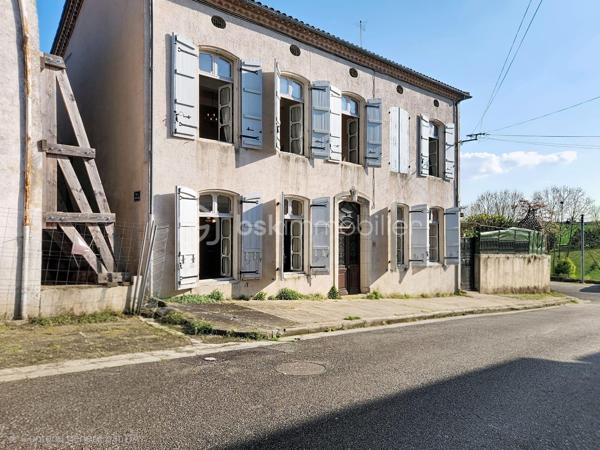 Située dans une rue calme du centre de Mézin (Lot et Garonne) , cette maison avec jardin, offre de multiples possibilités comme une maison de famille, un projet professionnel, ou une résidence secondaire.

Cette ancienne demeure possède le charme des demeures bourgeoises de part les doubles-portes anciennes qui desservent les pièces, une belle hauteur sous-plafond, les grandes fenêtres, le parquet ancien, ainsi que de nombreuses cheminées. Cela donne beaucoup de cachet à l’ensemble. La toiture a été entièrement rénovée. 

Au rez-de-chaussée, un large couloir, dessert le salon, la salle-à-manger, deux cuisines, une buanderie, un wc ainsi qu’un local technique.
Au premier étage, comme pour le rez-de-chaussée, un large couloir dessert 4 chambres spacieuses, un wc, une salle de bain, une pièce d’eau.
Entre le premier étage et les combles se trouve une pièce mansardée qui peut faire office de bureau ou de chambre.
Au dernier étage se trouvent les combles. Divisées en deux pièces aménageables dont les surfaces respectives sont respectivement de 35 et 56 mètres carrés.

Toutes les pièces orientées sud-ouest, sont particulièrement lumineuses. De grandes portes-fenêtres donnent accès au charmant jardin suspendu ainsi qu’à une très jolie dépendance de 37m2 qui pourrait faire office de studio ou d’atelier d’artiste. Pour finir la propriété possède un grand garage d’une superficie de 37 m2.

Cette bâtisse présente beaucoup d’atouts et offres de nombreuses possibilités comme :
- redistribuer la destination des pièces,
- augmenter la surface habitable de 260m2 à 387m2 en aménageant la dépendance et les combles,
- devenir votre pied-à-terre dans le Sud-Ouest pour accueillir de part ses volumes généreux, une grande famille ou de nombreux amis
- la situation géographique de cette maison permet de rejoindre :
- Nérac en 15 mn
- Agen en 48 mn
- Bordeaux en 2H00
- Toulouse en 2h
- Paris en 3H30 par le TGV depuis la gare d’Agen.

Mézin est une cité médiévale de 1500 habitants, tous commerces, écoles et l'ensemble des services nécessaires : tout est accessible à pied depuis la maison.
Mon avis : cette demeure bourgeoise représente la maison familiale type. Ses volumes généreux, ses boiseries anciennes, son charme désuet lui apportent un coté chaleureux et rassurant. Cette maison très lumineuse possède un potentiel indéniable tant qu’aux diverses possibilités de réaménagement qu’elle offre. En outre elle peut être une résidence principale, secondaire, un projet familial, une activité indépendante, une résidence d’artistes, une location. Tout est envisageable. Pas de gros travaux à prévoir : Tableau électrique neuf, toiture neuve.